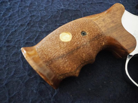 Un compañero de tiro vende, por edad avanzada, un revólver de fabricación checa marca  Alfa-Proj .
Calibre 21