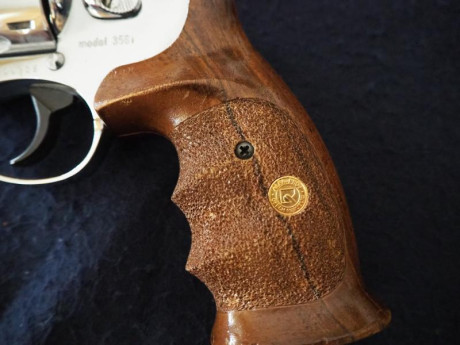 Un compañero de tiro vende, por edad avanzada, un revólver de fabricación checa marca  Alfa-Proj .
Calibre 20