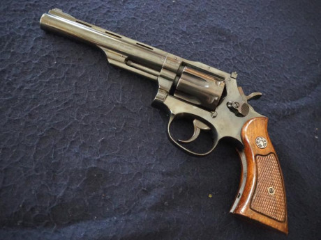 Un compañero de tiro vende, por edad avanzada, un revólver Llama Comanche I.
Calibre  .22 LR  de seis 00