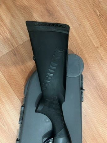 Se vende semiautomática Benelli Comfor tech calibre 12 en buen estado, 71 cm de cañón con 5 choques, maletín 01