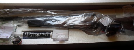 La Air Wolf se presenta en una caja de cartón y completamente envuelta en plástico para evitar la humedad.
A 02