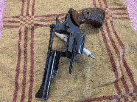 Vendo revolver ASTRA 357 MAGNUN CON CAÑON DE 3'5" DE CAÑON. El revolver está impoluto y se encuentra 02