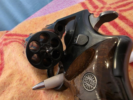 Vendo revolver ASTRA 357 MAGNUN CON CAÑON DE 3'5" DE CAÑON. El revolver está impoluto y se encuentra 01