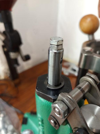 El cansado de tener que usar el maneral he decidido taladrar y roscar un tornillo hexagonal y colocar 01