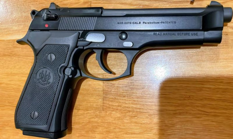 Se vende Beretta 92 FS con kit del 22. Está nueva, no tiene ni 50 disparos.
Tiene un cargador para cada 02