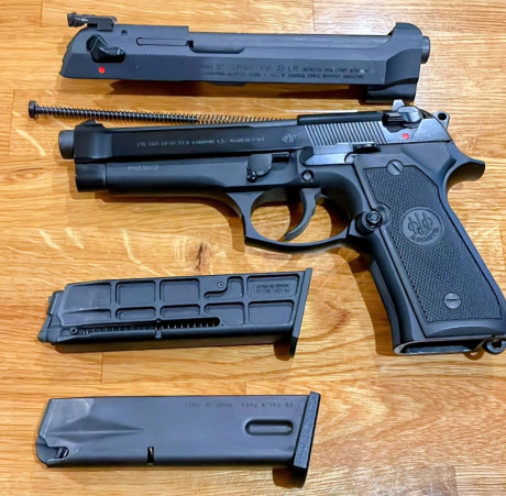 Se vende Beretta 92 FS con kit del 22. Está nueva, no tiene ni 50 disparos.
Tiene un cargador para cada 00