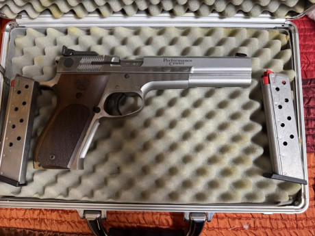 Hola , vendo esta Smith Wesson 952-2 de 6” y 9 mm.
Performance Center.

La pistola está como nueva, muy 01