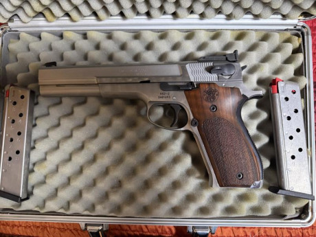 Hola , vendo esta Smith Wesson 952-2 de 6” y 9 mm.
Performance Center.

La pistola está como nueva, muy 00