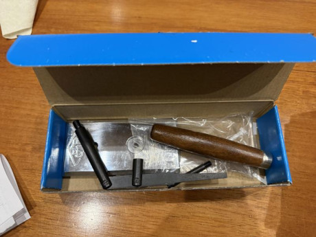 Hola a todos, vendo un Carga Tambores de Pietta. Está sin estrenar. Pido por él  35 euros  más gastos 01