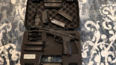 Se vende S&W MP9 PRO-series con 5 cargadores, los lomos para diferentes tamaños de mano y la inserción 00