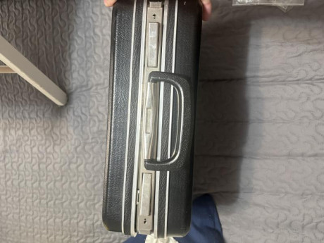Vendo mi SIG P210‑6, fabricación suiza de Neuhausen, número P 309411, de finales de los 80. Armazón y 10
