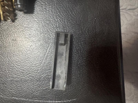 Vendo mi SIG P210‑6, fabricación suiza de Neuhausen, número P 309411, de finales de los 80. Armazón y 22