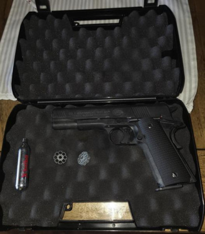 Buenas tardes.

Vendo Umarex Colt 1911 de la vieja escuela. En su maletín y con dos cargadores. En perfecto 00