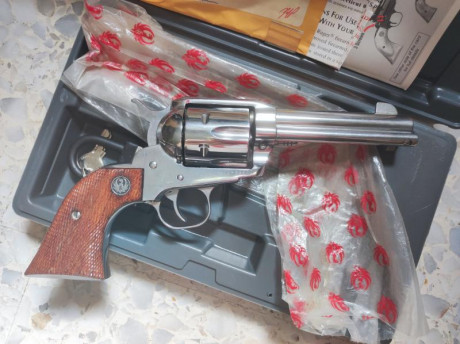 RUGER VAQUERO .45 LONG COLT CON CAÑÓN 4"5/8
ACABADO INOX CON CACHAS PICADAS. DE LUJO.
ESTADO DE CONSERVACIÓN 02