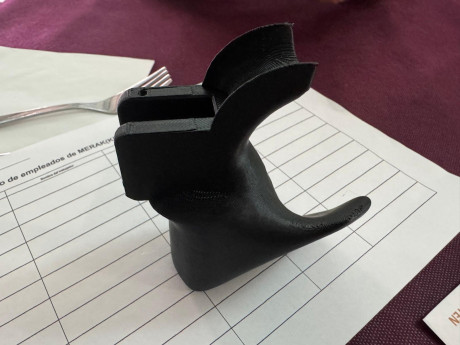 Hola,
Un compañero está imprimiendo piezas en 3D, en este caso para una impact:

Bag Rider
Grip 
Cubre 02