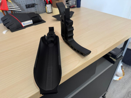 Hola,
Un compañero está imprimiendo piezas en 3D, en este caso para una impact:

Bag Rider
Grip 
Cubre 01