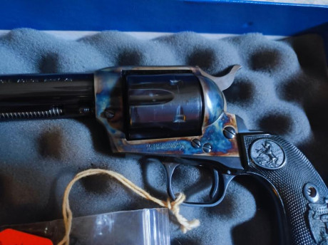 COLT SINGLE ACTION ARMY CON CAÑÓN 7"1/2.
EN SU CAJA ORIGINAL CON PAPELES, CANDADO, ETC. 
ACABADO 01
