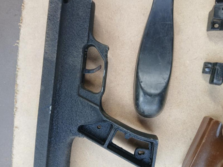Buenas
Lote recambio Gamo Gamatic , creo que segunda serie.
pistolete
culatas
soportes delantero y trasero 11