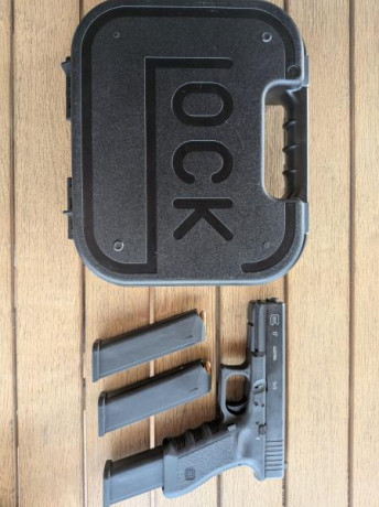 Vendo Glock 17 Gen 3 (9mm) 

​¿Qué tal, compañeros? Pongo en venta mi Glock 17 de 3ª Generación. Es el 00