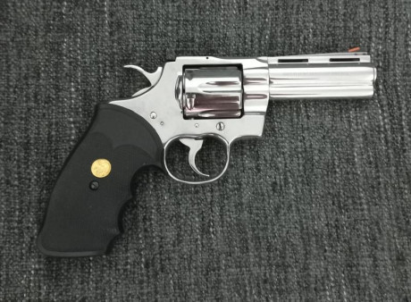 Vendo revólver Colt Python inox. de 4", en perfecto estado de funcionamiento y con mínimas señales 01