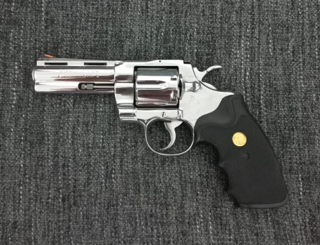 Vendo revólver Colt Python inox. de 4", en perfecto estado de funcionamiento y con mínimas señales 00