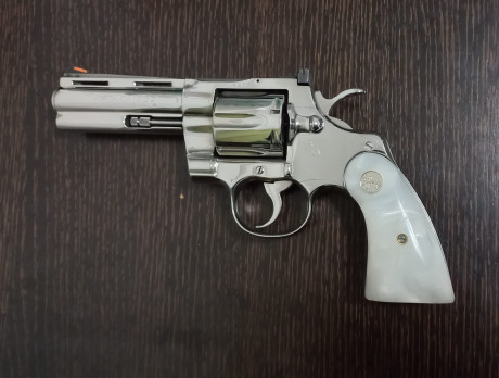 Vendo revólver Colt Python inox. de 4", calibre 357 magnum, en perfecto estado de funcionamiento 10