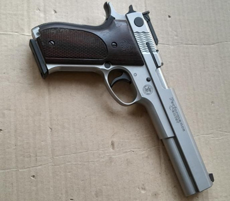 Hola, vendo mi Smith Wesson 952-2 de 6” y 9 mm.
Performance Center. Me voy retirando del tiro. 
La pistola 02