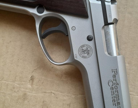 Hola, vendo mi Smith Wesson 952-2 de 6” y 9 mm.
Performance Center. Me voy retirando del tiro. 
La pistola 12