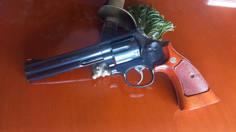Un amigo vende revólver S. W. Modelo 586 combate distinguido, Cal.357 Mag. 
Cañón de seis pulgadas, con 02