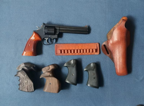 Un amigo vende revólver S. W. Modelo 586 combate distinguido, Cal.357 Mag. 
Cañón de seis pulgadas, con 00