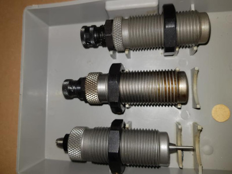 vendo los siguientes juegos de dies. 
Añado más juegos de dies.

Dies RCBS 357 mag/ 38 spl. Solo estrenados. 02