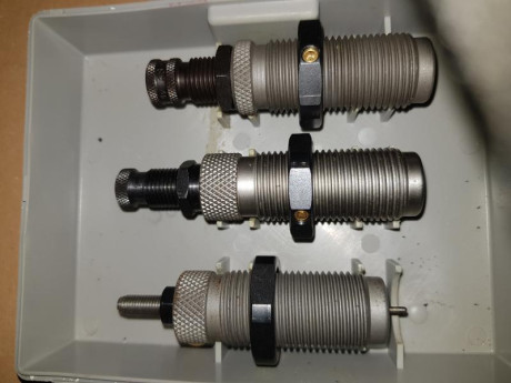 vendo los siguientes juegos de dies. 
Añado más juegos de dies.

Dies RCBS 357 mag/ 38 spl. Solo estrenados. 10