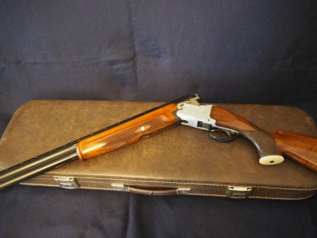 Se vende escopeta  Browning , modelo  B-25 .

Cañones de  76  cm, con  *  y  ** .
Por el número de serie, 01