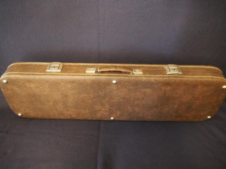 Se vende escopeta  Browning , modelo  B-25 .

Cañones de  76  cm, con  *  y  ** .
Por el número de serie, 22