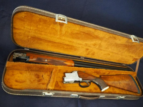 Se vende escopeta  Browning , modelo  B-25 .

Cañones de  76  cm, con  *  y  ** .
Por el número de serie, 21