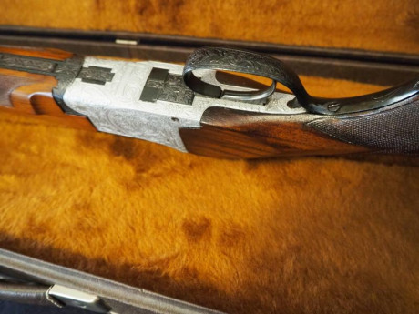 Se vende escopeta  Browning , modelo  B-25 .

Cañones de  76  cm, con  *  y  ** .
Por el número de serie, 32