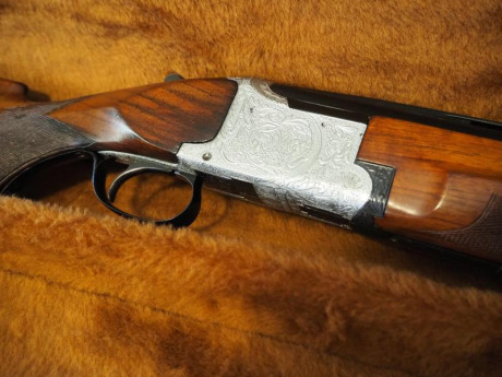 Se vende escopeta  Browning , modelo  B-25 .

Cañones de  76  cm, con  *  y  ** .
Por el número de serie, 41
