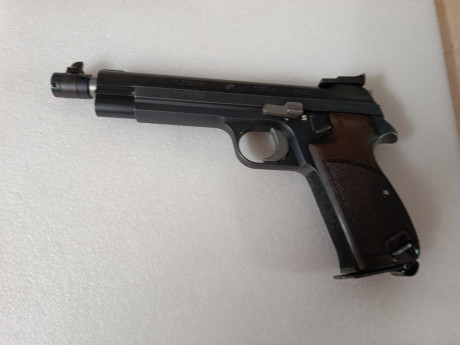 Hola se pone en venta esta joya Suiza , de lo mejor en precision .
La pistola pertenece a mi padre y la 00
