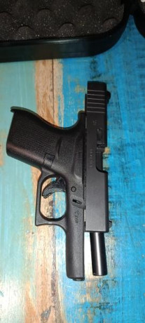 Muy buenas!

Por falta de uso vendo Glock 43 calibre 9mm Pb.

Está guiada con Licencia A, tendrá 100 cartuchos 00