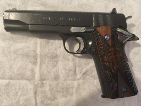 En venta preciosa pistola Rockisland Armory modelo 1911 en pavón negro mate, calibre 45 acp .
Tiene un 01