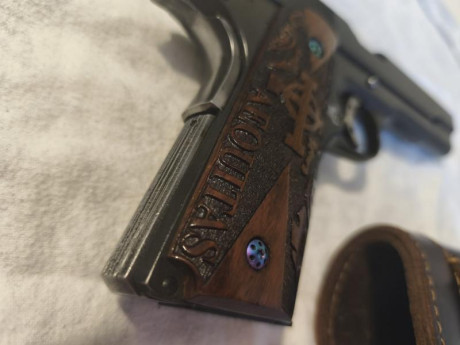 En venta preciosa pistola Rockisland Armory modelo 1911 en pavón negro mate, calibre 45 acp .
Tiene un 20