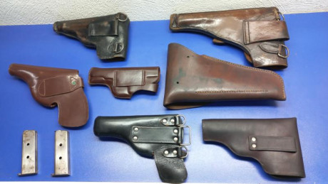 Se ofrecen las siguientes  Fundas  Cuero Originales y un par de cargadores  de armas cortas.

Desconozco 01