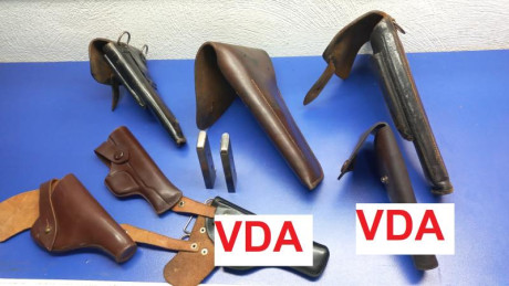 Se ofrecen las siguientes  Fundas  Cuero Originales y un par de cargadores  de armas cortas.

Desconozco 02