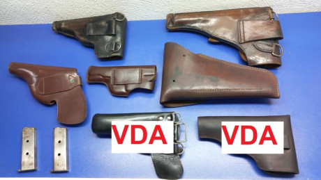Se ofrecen las siguientes  Fundas  Cuero Originales y un par de cargadores  de armas cortas.

Desconozco 01