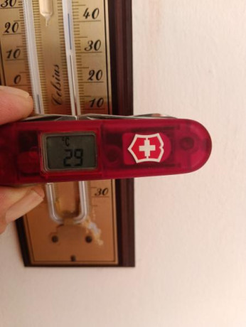Pongo a la venta esta navaja Victorinox Altimeter. 
Es una navaja multiusos con termómetro y altímetro 130