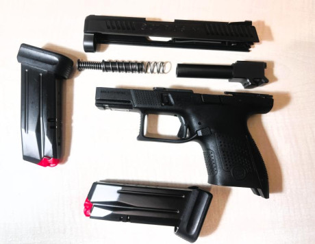 Pues eso, pongo a la venta mi caprichito, una excelente pistola muy cómoda, con 2 cargadores de 12 pero 02