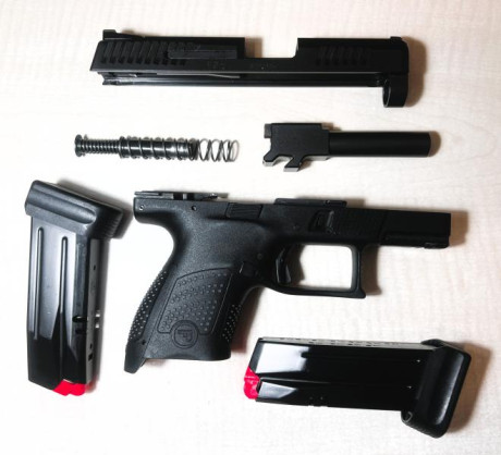 Pues eso, pongo a la venta mi caprichito, una excelente pistola muy cómoda, con 2 cargadores de 12 pero 10
