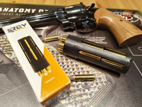 A la venta el novedoso REV INDUSTRIES,

Un  speedloader que carga 18 cartuchos.  
Nuevo a estrenar en 00