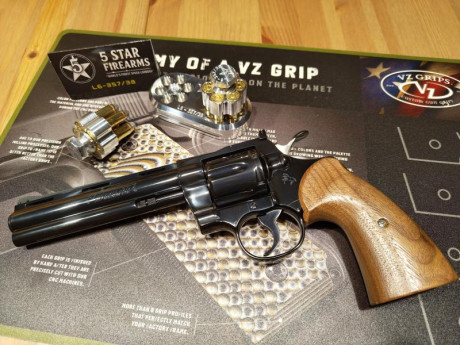 A la venta un set de cachas único en España, son las famosas Herrets, el. nuevo modelo para Colt Python, 02