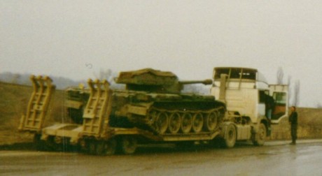 curiosa combinación....
 t55hell-1.jpg 
 t55hell-2.jpg 
 t55hell-3.jpg 

barcaza T55 con torre de M18 01